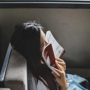 1314小游戏编辑在咖啡店整理读者提问清单，旁边是打开的平板与便签纸